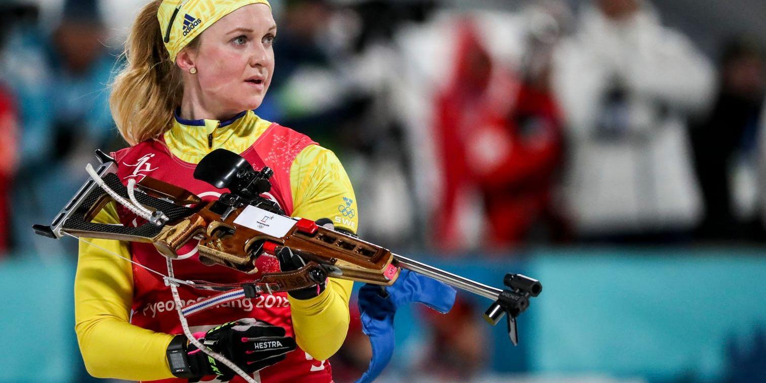 Svenska skidskytten Mona Brorsson missade fem av åtta skott i det stående skyttet på förstasträckan i mixedstafetten.