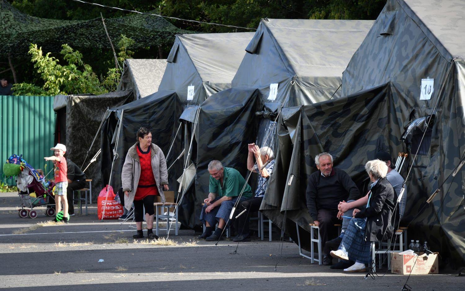 Evakuerade i regionen Kursk sitter vid tält på ett tillfälligt boendecenter. Bilden togs på måndagen.
