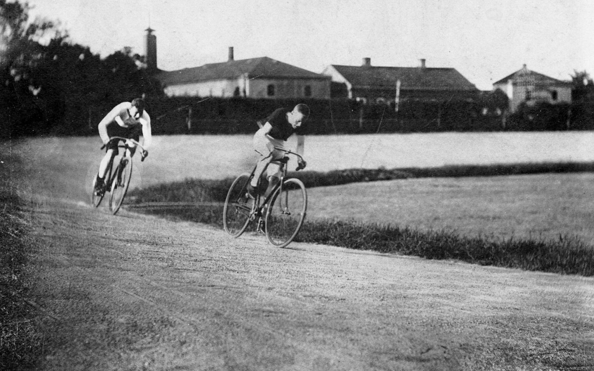 Den nya idrottsplatsen på Levgrens äng, strax öster om Trädgårdsföreningen, byggdes i första hand för att fungera som tävlingsbana för cyklister. 