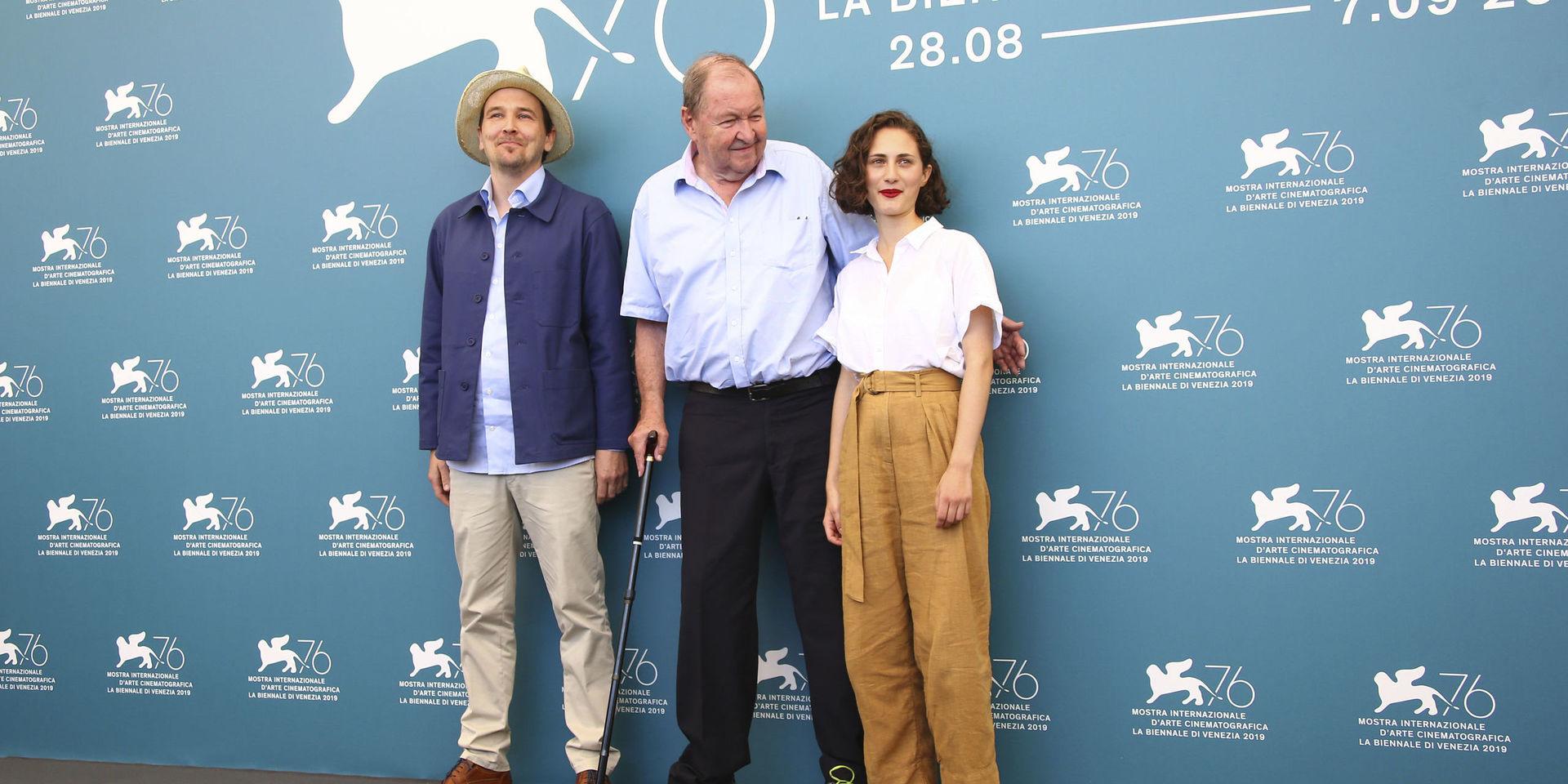 Skådespelaren Anders Hellström, regissören Roy Andersson och skådespelaren Tatiana Delaunay poserar på filmfestivalen tidigare i veckan.