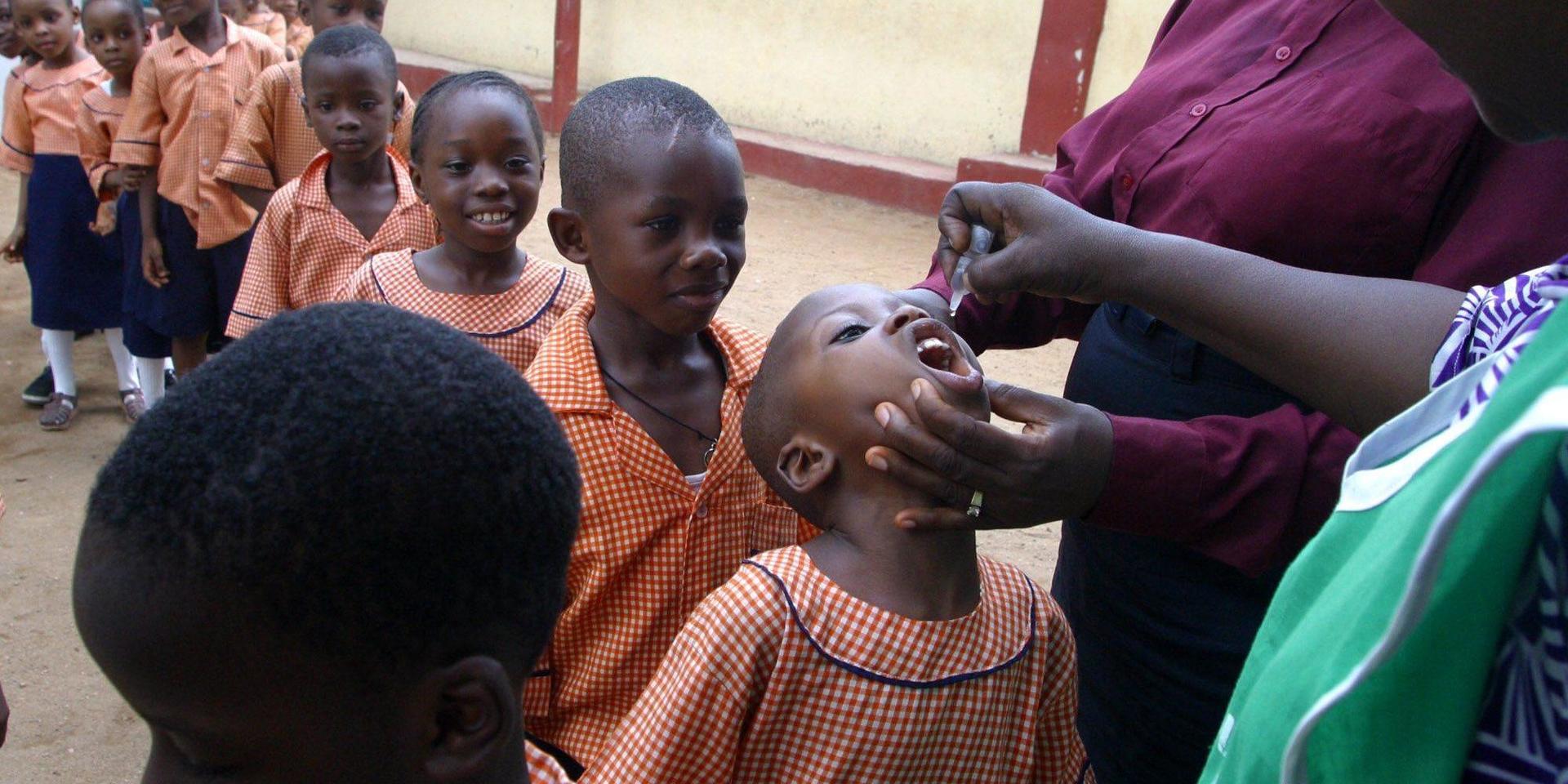Sexåriga Mstura Foluke vaccineras mot polio i nigerianska Lagos 2004. Nu certifieras hela den afrikanska kontinenten officiellt som 'poliofri'.