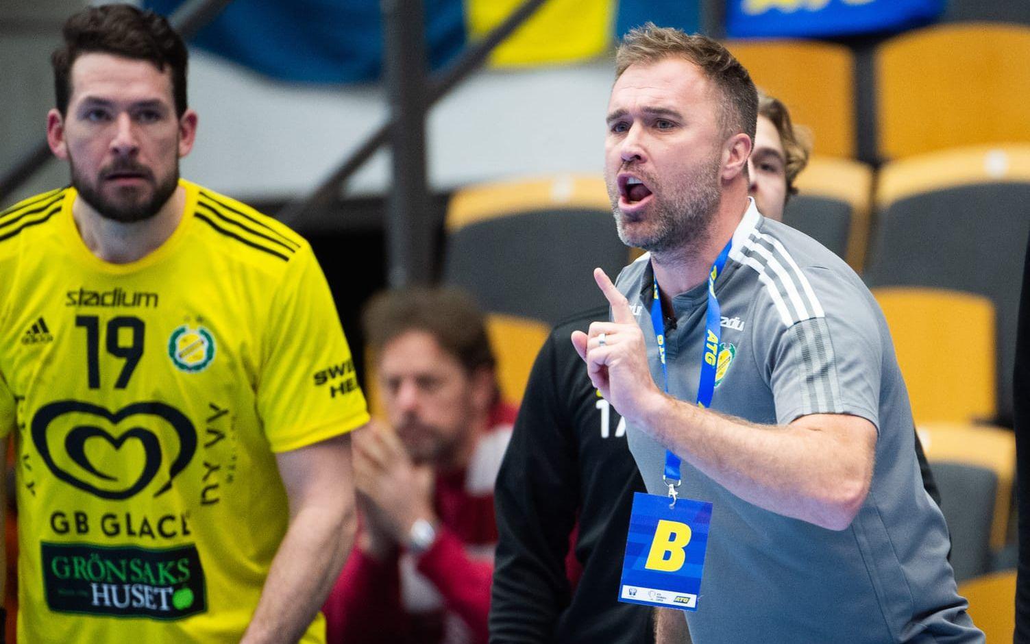 Sävehofs tränare Michael Apelgren är kritisk till det tuffa spelschemat. 