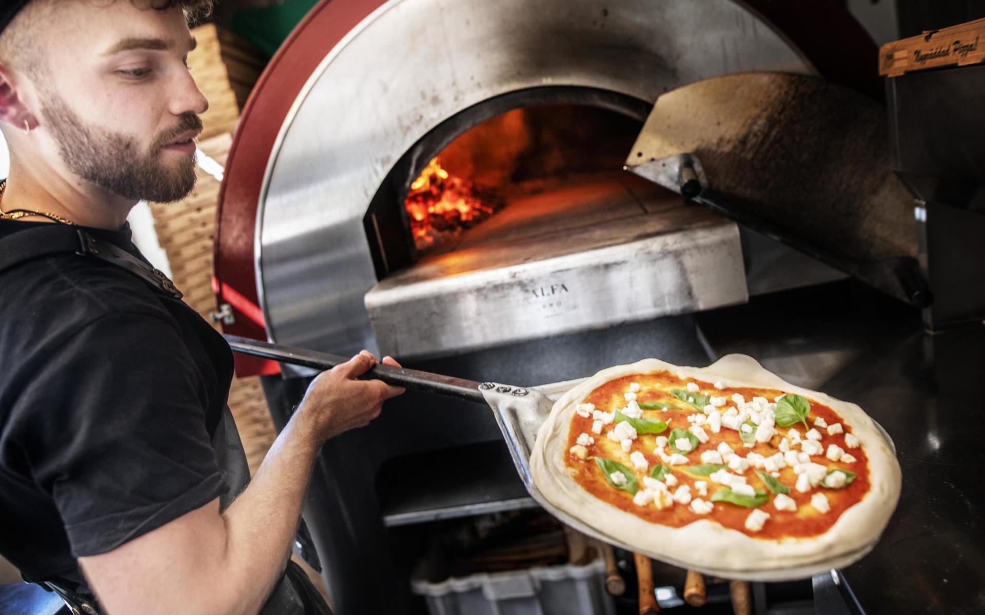 Vedugnen som står i Melagbg-trucken är över 400 grader varm. ”Runt 420 grader är vår sweetspot. Då tar det ungefär en minut att grädda en pizza”, säger William Rossi.