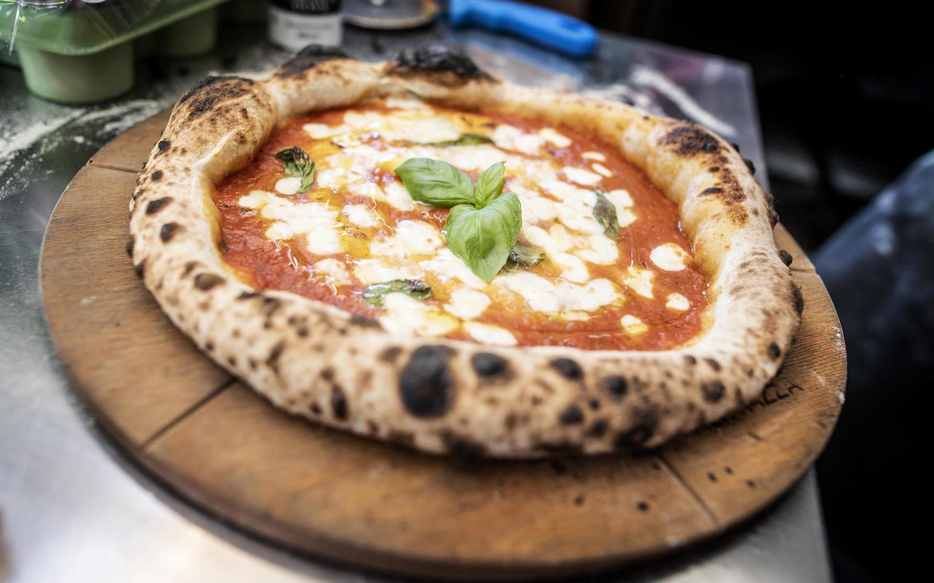 En klassisk pizza Margherita med nonnas tomatsås.