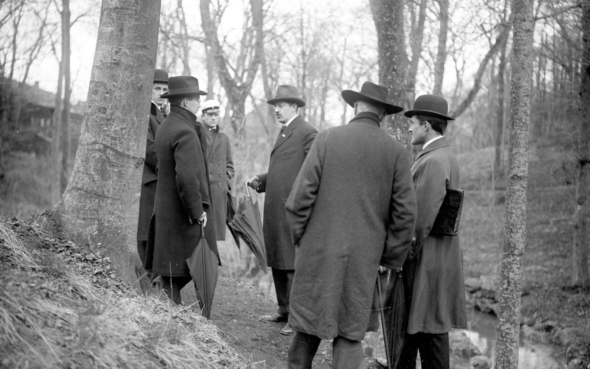 Mannen i mitten av delegationen är enligt bildtexten i arkivet troligen Carl Skottsberg. Året är 1919 och platsen är Botaniska trädgården som är under uppbyggnad.