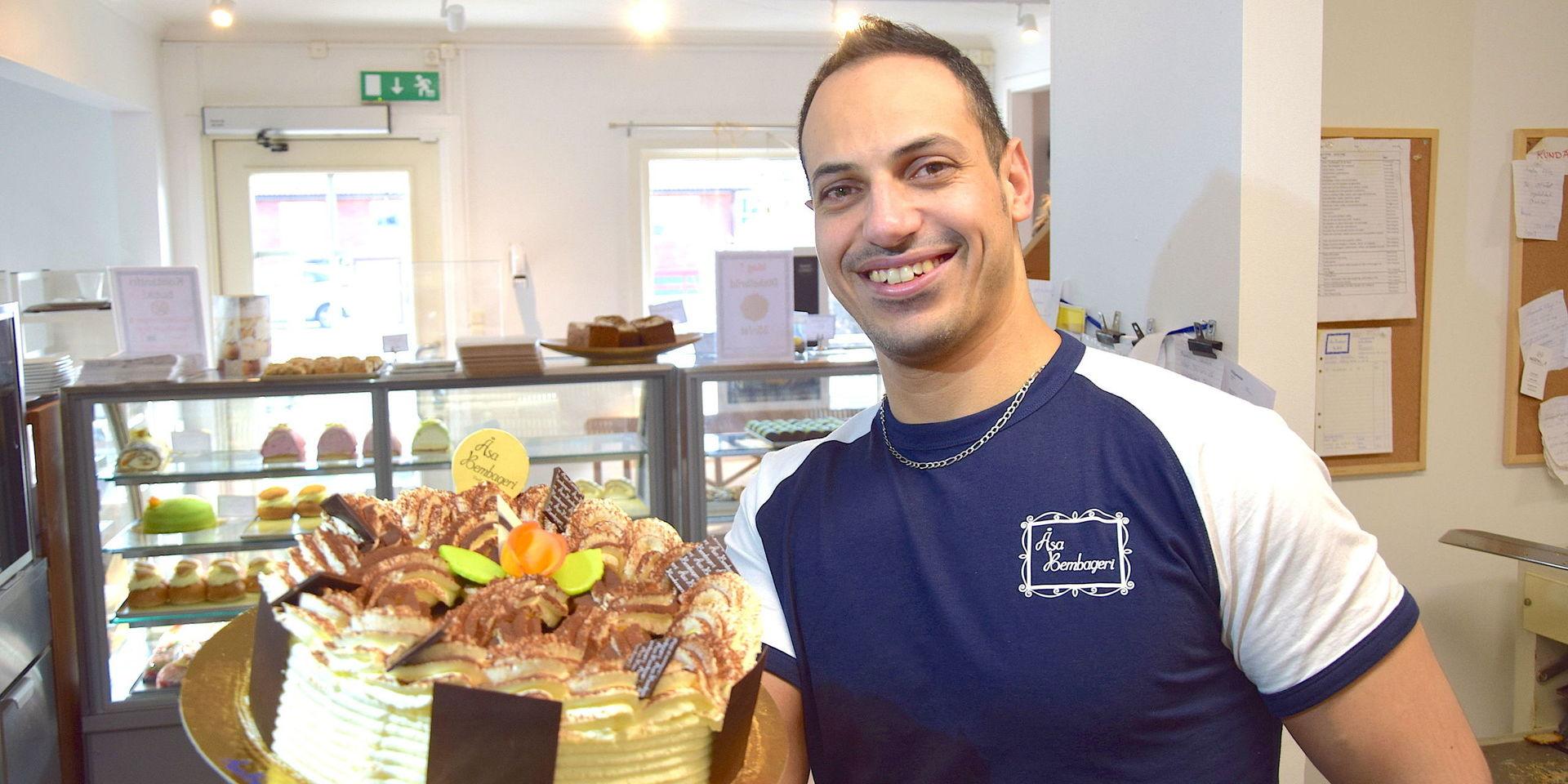 Rashad Salah är både bagare och konditor. Han är en hejare på att dekorera tårtor.