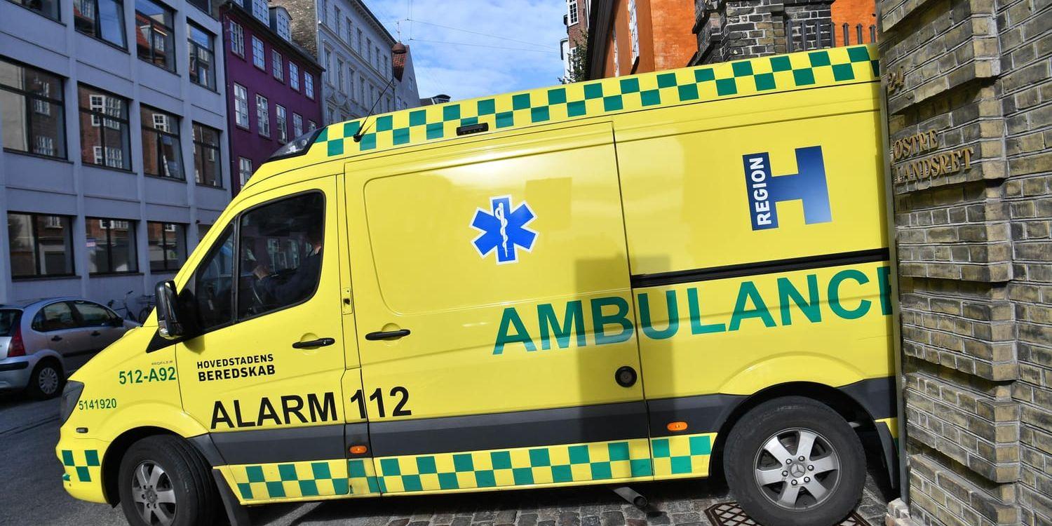 En ambulans kör ut från landsretten i Köpenhamn efter att en lekmannadomare insjuknat under förhandlingen mot Peter Madsen.