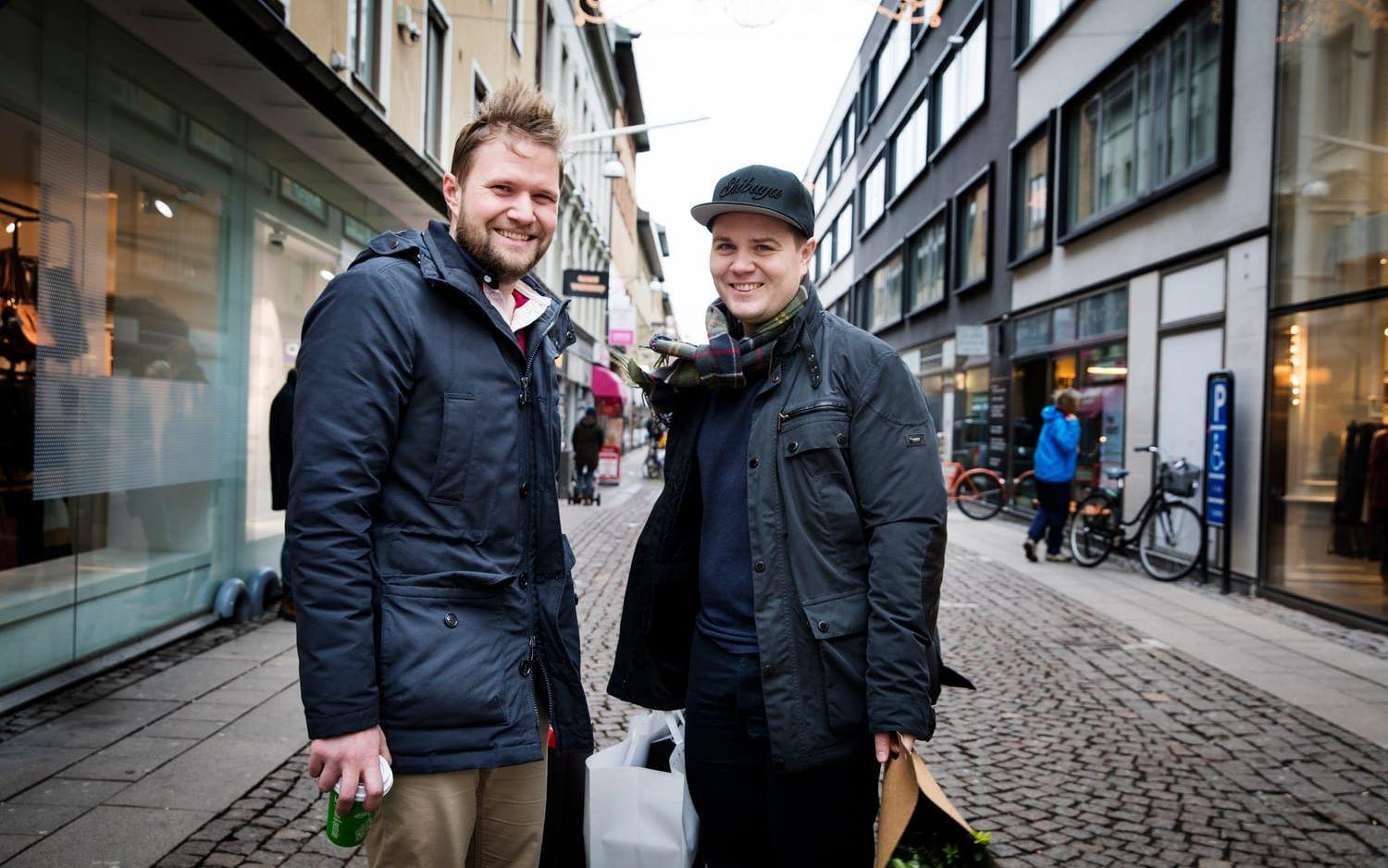 Fredrik Torwald, 30, Kviberg och Tommy Torwald, 30, Stockholm: "Vi har har inget särskilt tips, men skulle själva behöva tips på sistaminutenklappar. Vi har köpt kläder, blommor och heminredningsprylar."