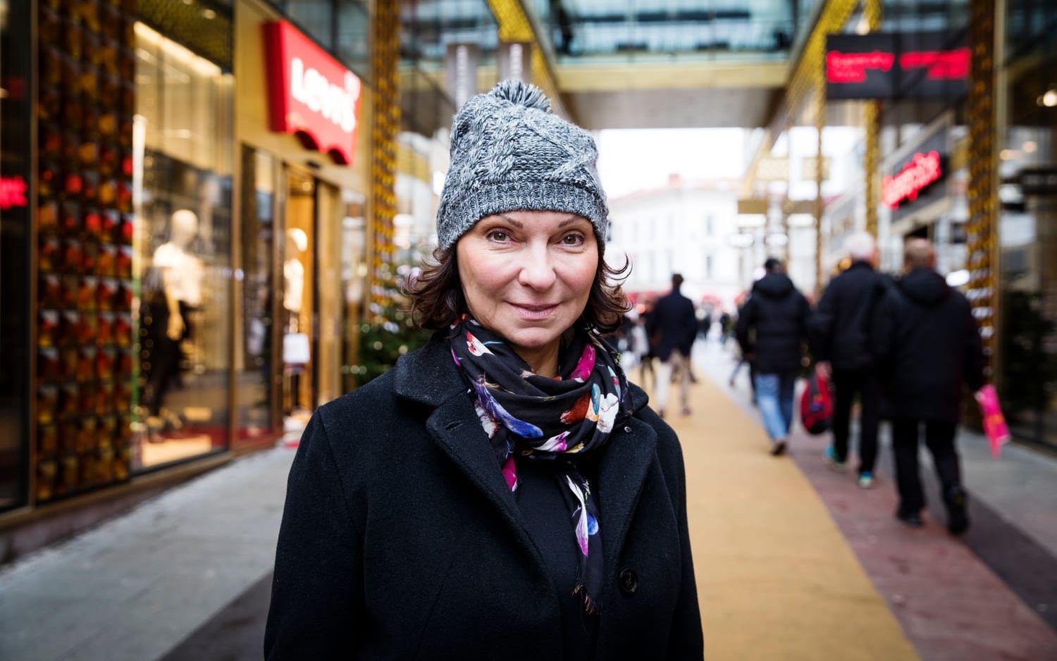 Nina Eriksson, 58, Örgryte: "Lägg ner julklappshetsen. Jag köper inga klappar, jag gillar inte det. Det är fel fokus på julen. Jag vill hellre fokusera på att vara tillsammans och njuta och äta god mat."