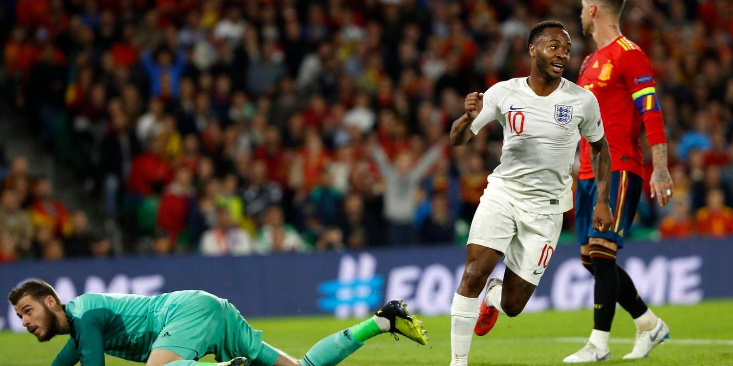 Englands Raheem Sterling firar sitt andra mål mot Spanien.