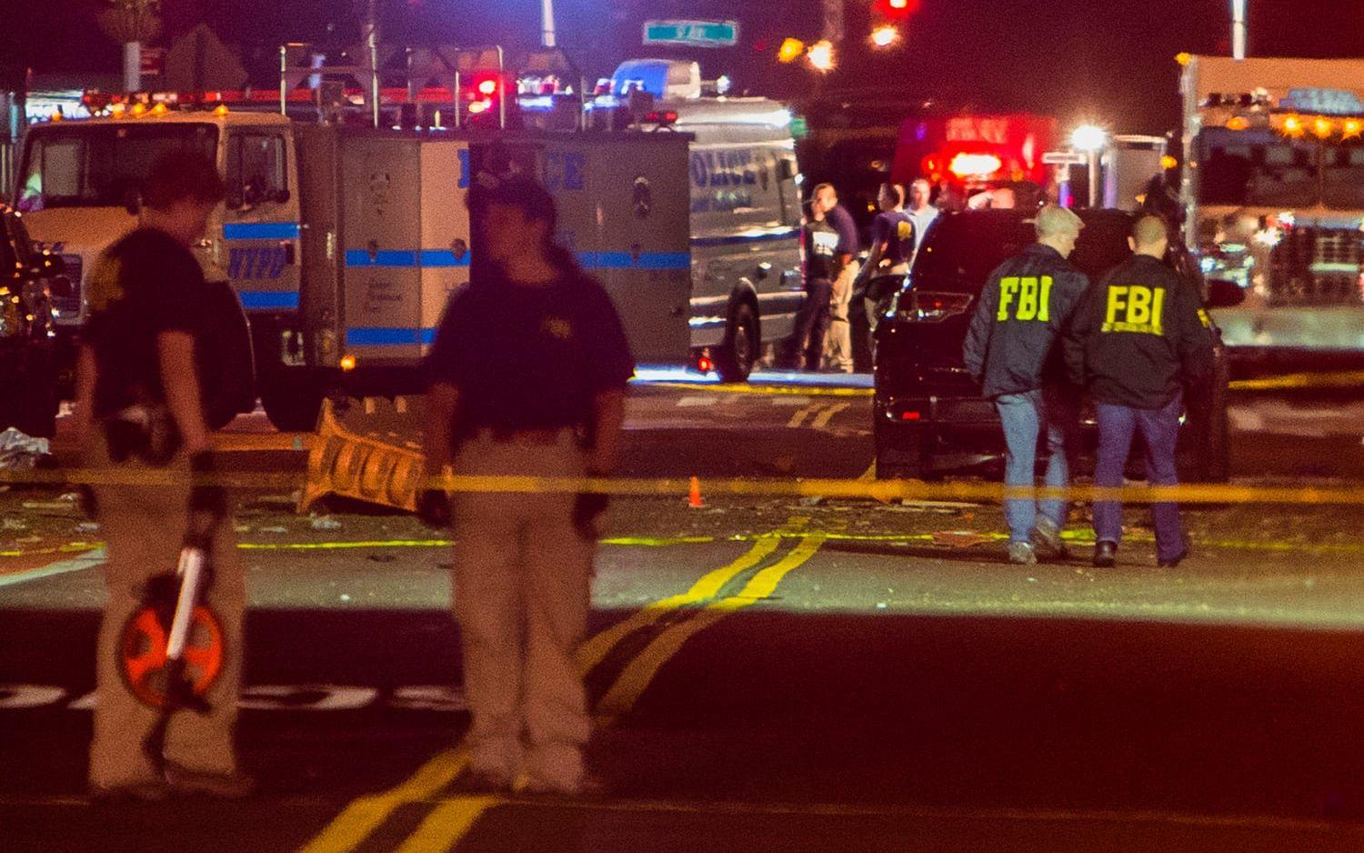 En explosion har skakat New York. Minst 29 personer har skadats. Två misstänkta odetonerade sprängladdningar har påträffats. Foto: TT/AP
