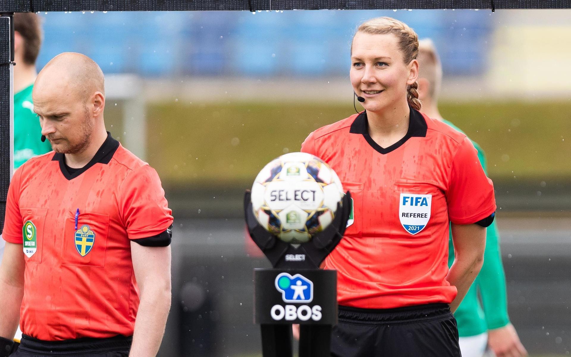 Tess Olofsson var första kvinnan att döma en superettan-match förra året. 