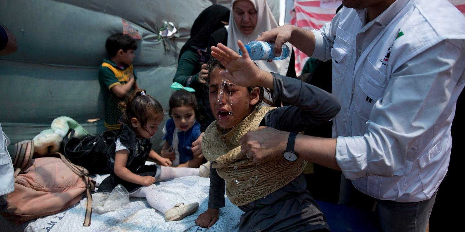 Vårdpersonal behandlar barn i Gazaremsan efter våldsamma sammandrabbningar mellan palestinska demonstranter och israelisk militär i maj i år. Arkivbild.