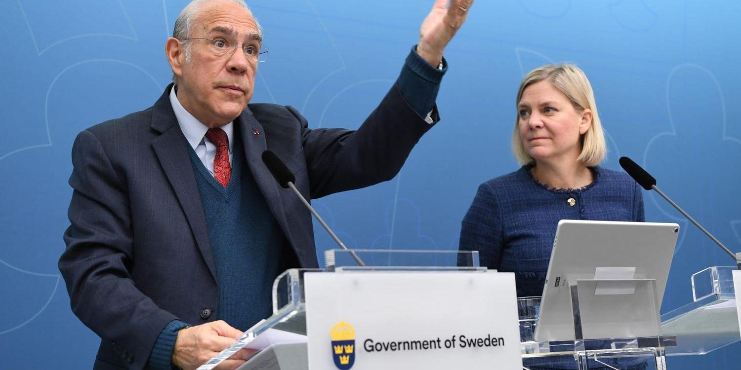 OECD:s generalsekreterare Angel Gurría och finansminister Magdalena Andersson (S) presenterar OECD:s rapport.