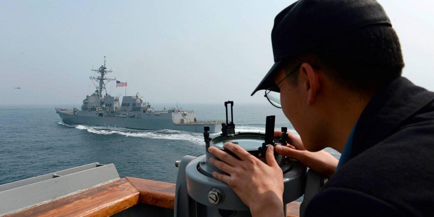 En militär i den sydkoreanska flottan i en övning med amerikanska örlogsfartyg.
