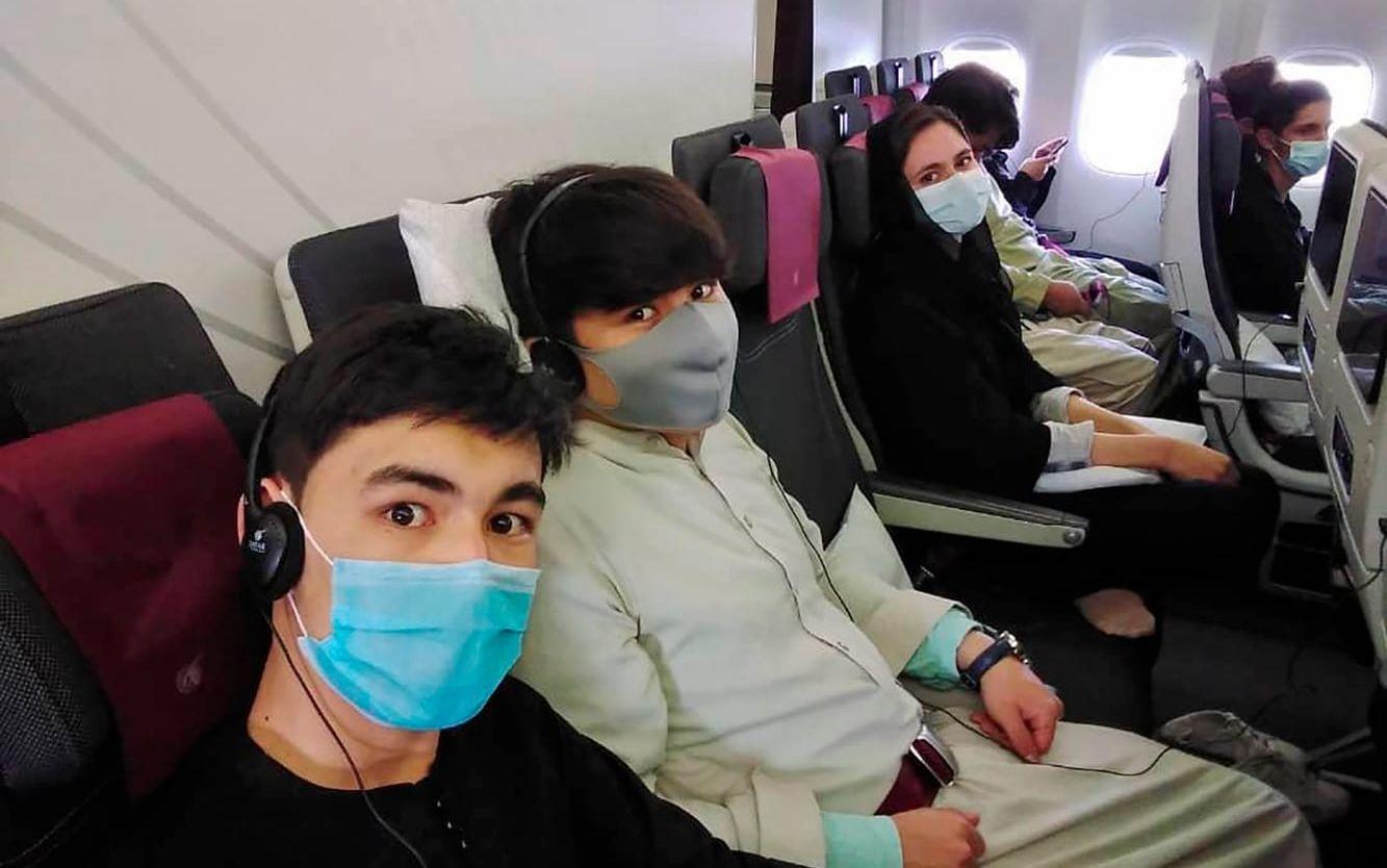 Elever från Afghanistan National Institute of Music ombord på ett plan med destination Doha, Qatar, i oktober i år. Arkivbild.