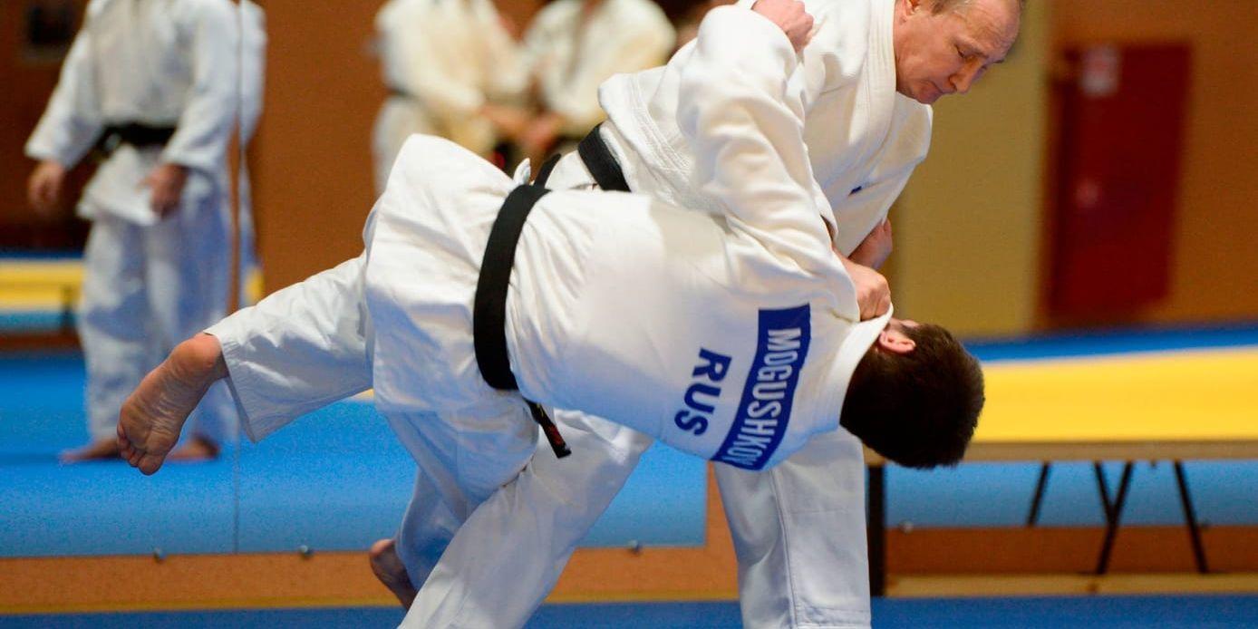 Rysslands president Vladimir Putin under ett träningspass i judo. Arkivbild.