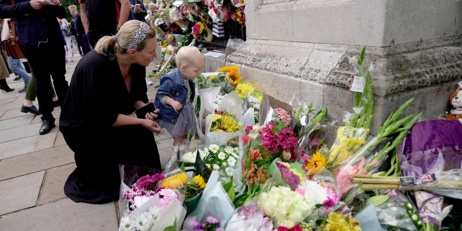 Maruschka Loubser tog med dottern Aisla för att lämna blommor utanför Buckingham Palace.