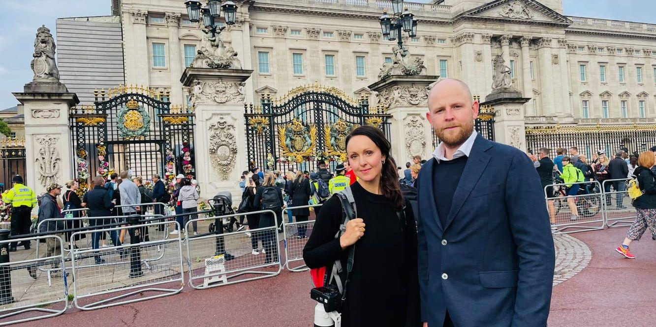 GP:s fotograf Frida Winter och reporter Tobias Andersson Åkerblom är på plats vid Buckingham Palace i London.