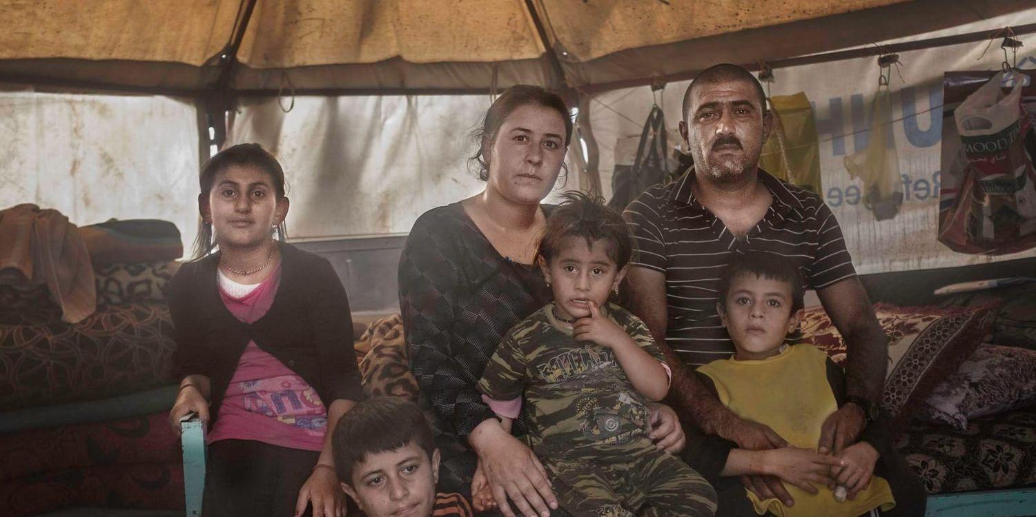 Nadia och Ibrahim flydde från Sinjar med sina fyra barn, men det dröjde inte länge innan IS hann ikapp. Familjen låg tätt ihopkrupen bakom en mur med kulor vinande över deras huvuden när den syriskkurdiska YPG-milisen lyckades ta dem därifrån. De vill inte säga sina efternamn eftersom de syriska kurderna och YPG är ett känsligt ämne i norra Irak.