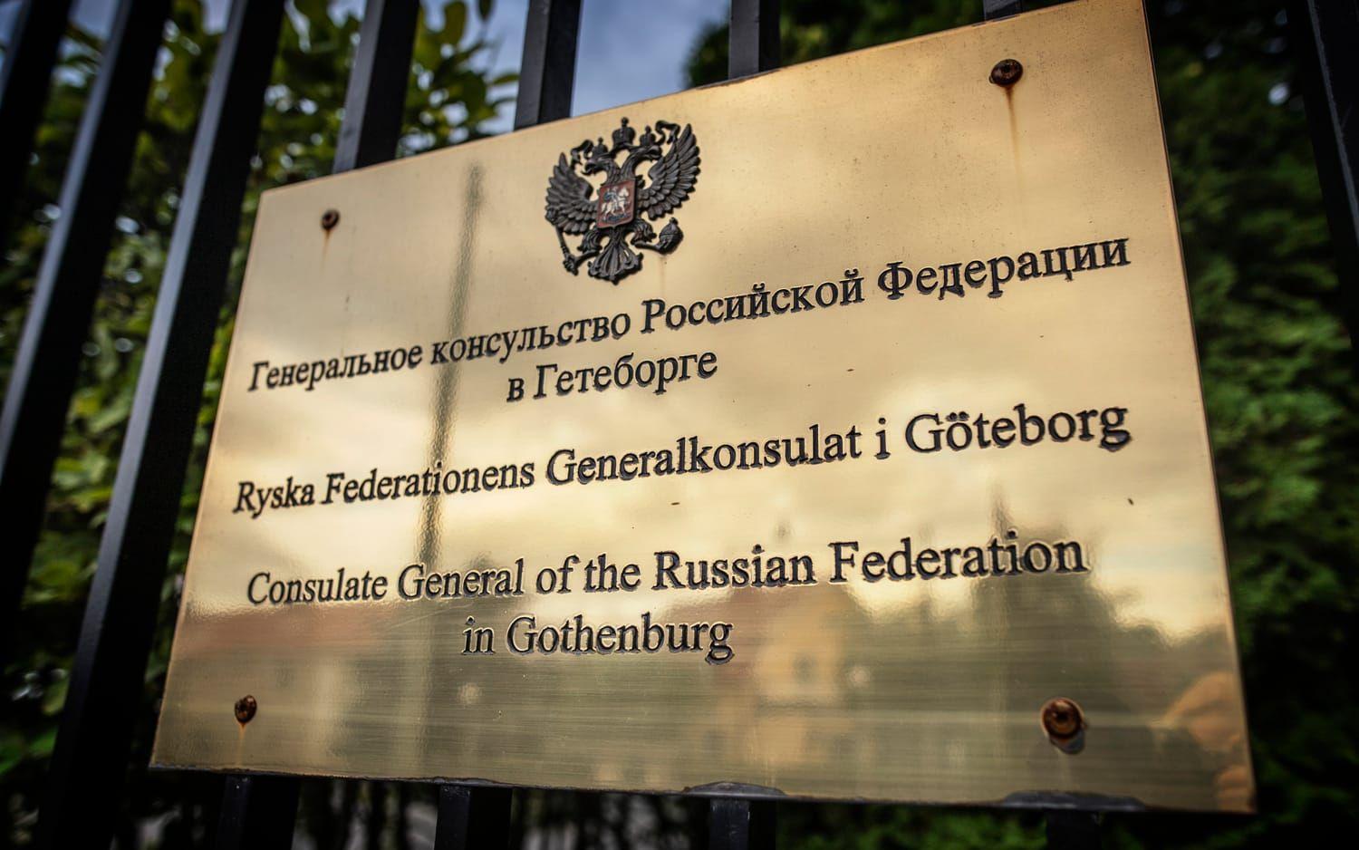 Det beslutet kommer från Ryssland. I sin tur tvingas Sverige att lägga ner sin verksamhet på generalkonsulatet i St Petersburg.