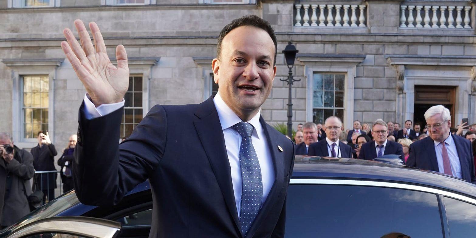 Leo Varadkar lämnar parlamentsbyggnaden i Dublin sedan han valts till premiärminister för andra gången.