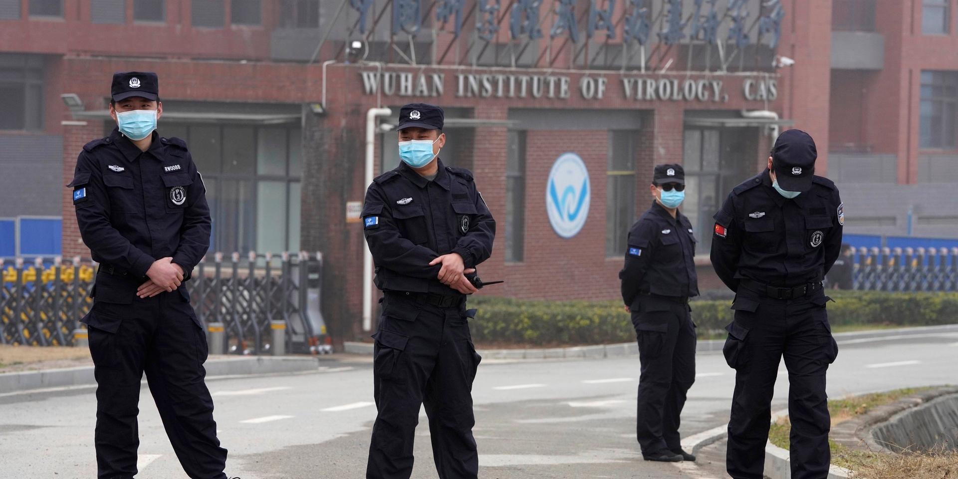 Valter utanför Wuhans virologiska institut.