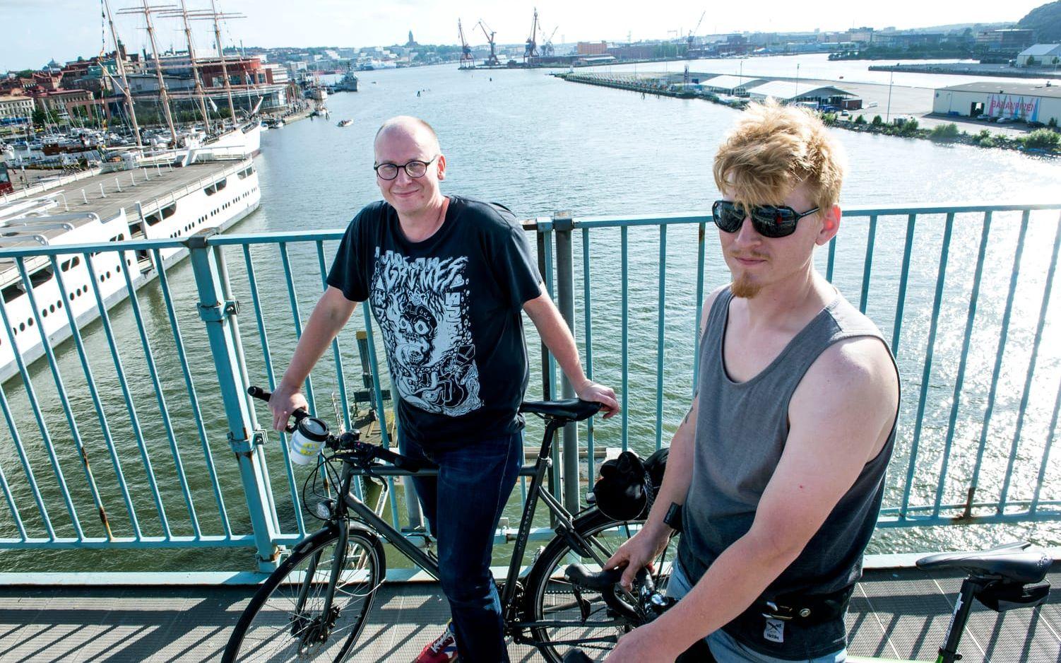 Robin Olsson och Per Söreke cyklar överallt i stan. Robin Olsson som driver cykelkulturkaféet Llama Lloyd är initiativtagare till Slörullen. Bild: Anders Hofgren