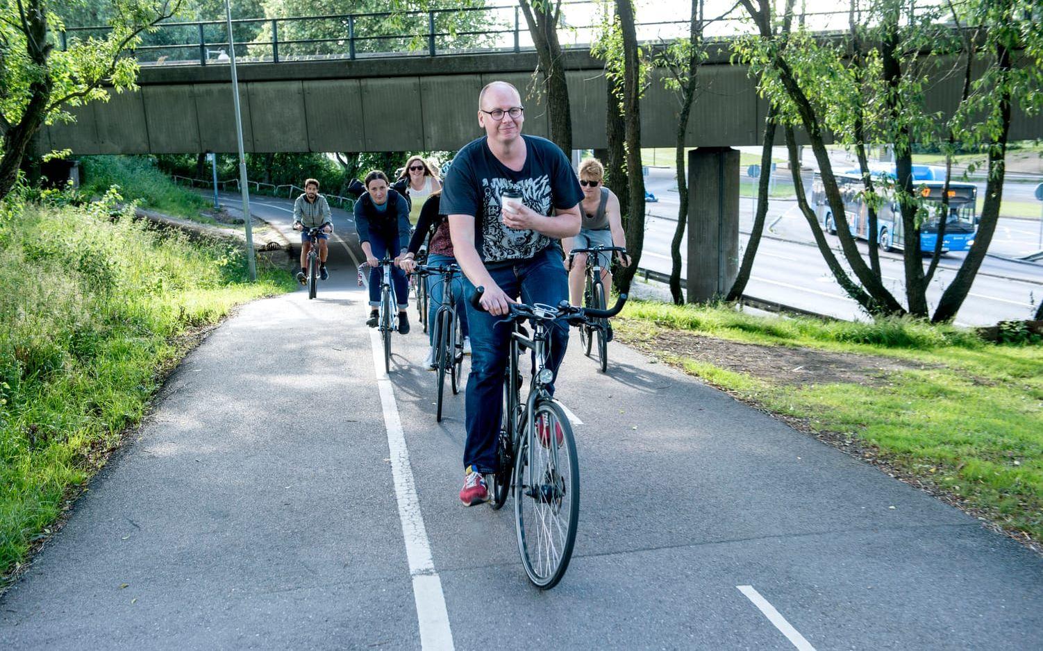 "Man borde förlägga cykelvägar så de blir trevliga, då cyklar fler", säger heltidscyklisten Robin Olsson. Bild: Anders Hofgren