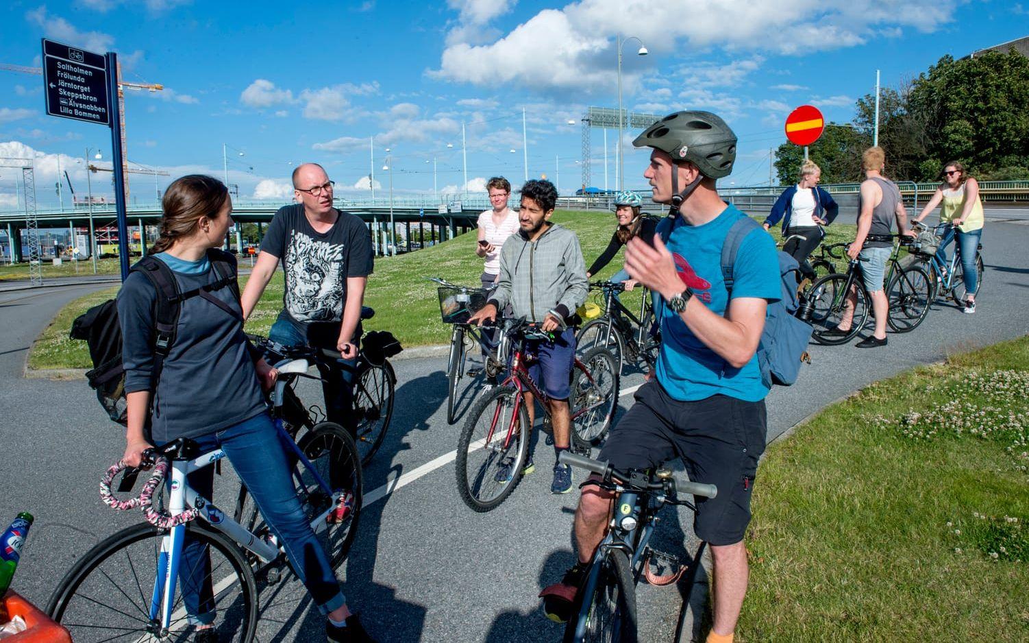 Anneli Svensson till vänster i bild driver en cykelverkstad vid Röda Sten. Hon har varit med på Llama Lloyds Slörull flera gånger förut, bland annat till Ballograf-fabriken. Bild: Anders Hofgren