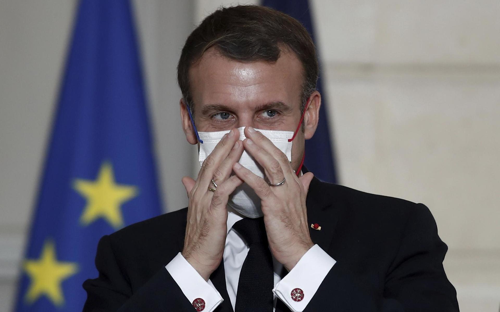 Den franska presidenten Emmanuel Macrons oklara budskap kring munskydd i början av coronapandemin har fått tvivlet och paranoian kring regeringens hanterande av krisen att växa i landet.