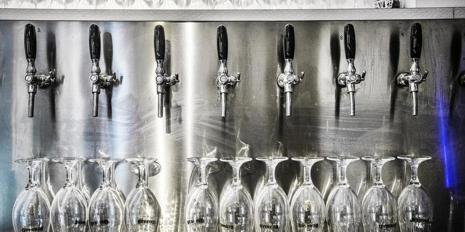 Om ölen och andra drycker inte får flöda är det mindre attraktivt för kriminella att ta över restauranger. Arkivbild. 
