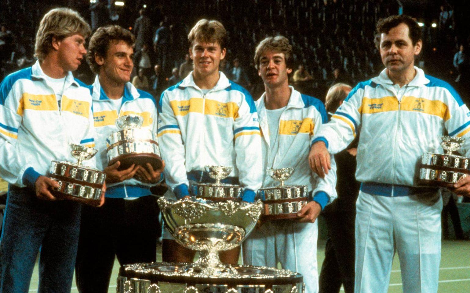 Joakim Nyström, Mats Wilander, Stefan Edberg, Anders Järryd och , kapten Hasse Olsson. Sverige tvåa i DC 1989. Foto:Bildbyrån.