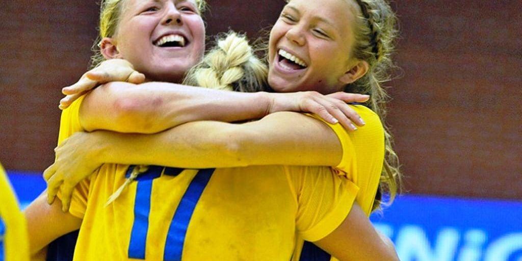Anna Johansson, Olivia Mellegård och Hanna Blomstrand jublar efter guldet i U17-finalen i EM.