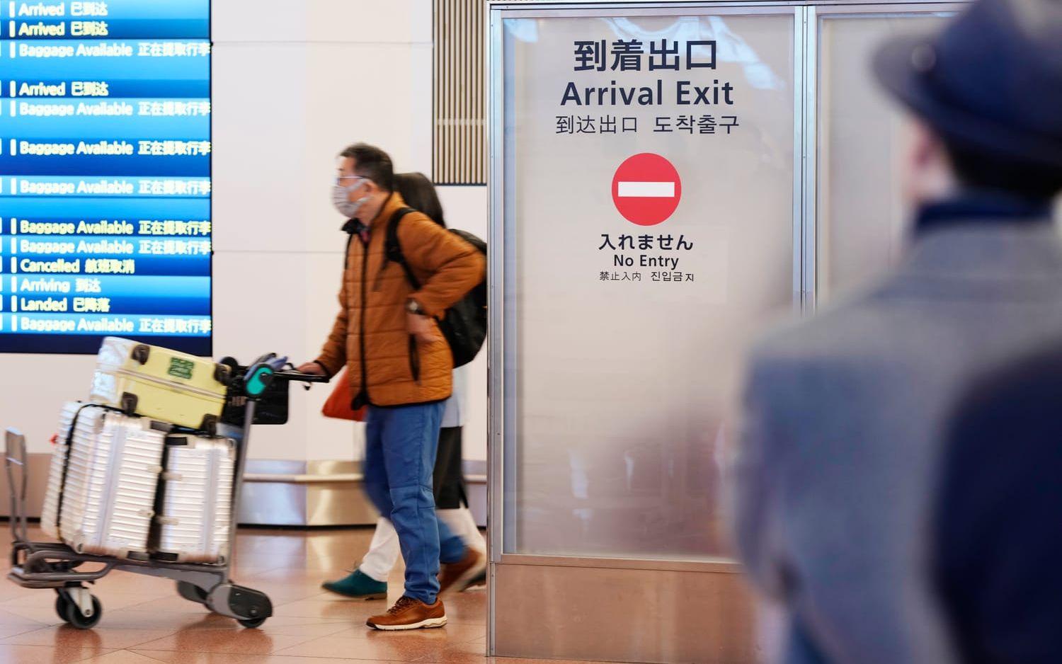 Anländande passagerare på Tokyos flygplats Haneda. Arkivbild.