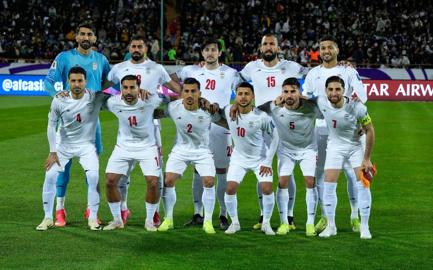Irans landslag inför en match i fjol. Det är oklart om landet kan delta i sommarens fotbolls-VM.