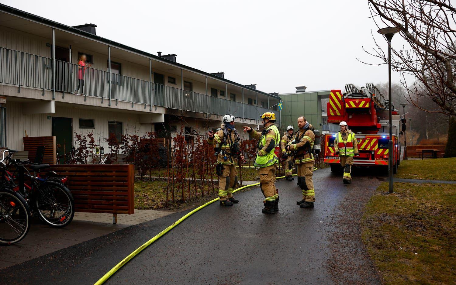 En brand bröt ut i ett flerfamiljshus i Landvetter på måndagsmorgonen.