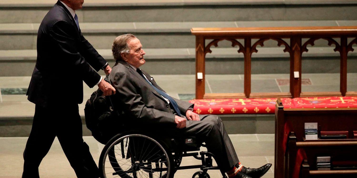 George Bush den äldre har skrivits ut från sjukhuset. Bilden är från begravningen av hustrun Barbara Bush i april, där han fick hjälp av sonen George W Bush. Arkivbild.