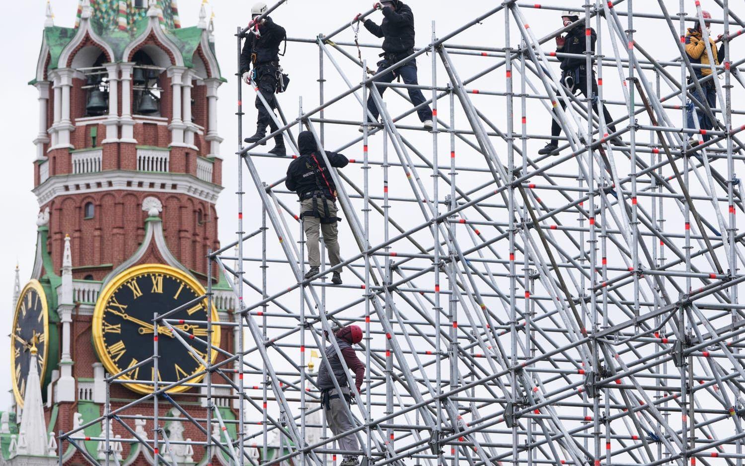 Förberedelser för segerdagen pågår på Röda torget i Moskva.