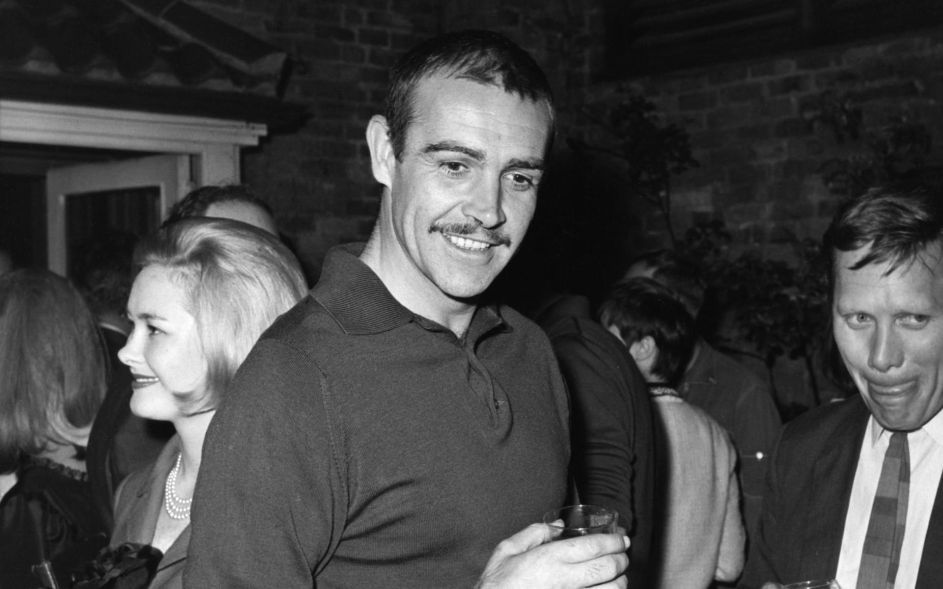 Sean Connery kopplar av på ett party i London 1964 där det offentliggörs att han ska medverka i filmen &quot;The Hill&quot;, en brittisk-amerikansk krigsdramafilm som utspelar sig i ett arméfängelse i Nordafrika under andra världskriget.