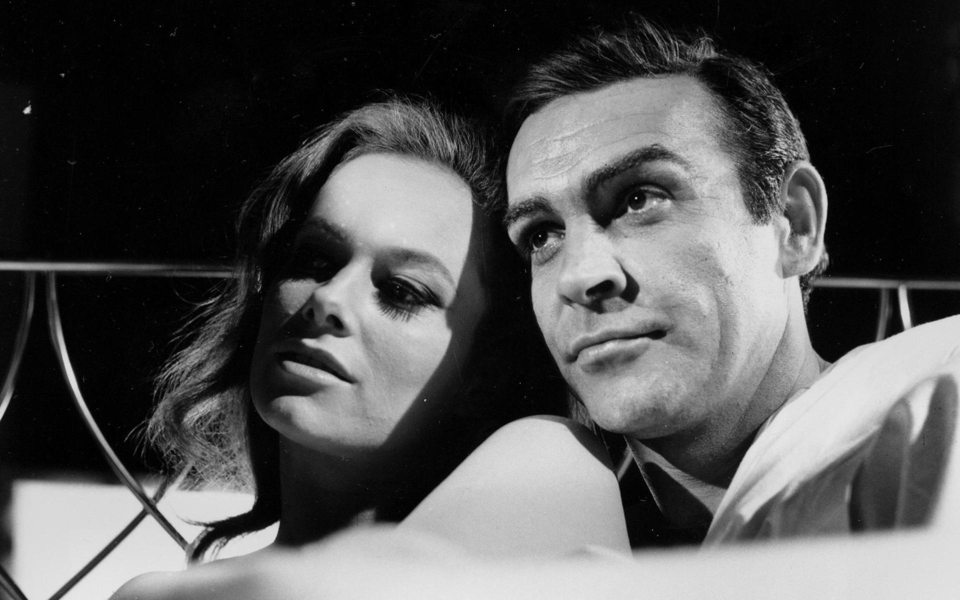 Här syns Sean Connery med Italienska skådespelerskan Luciana Paluzzi, 25, som spelade agenten Fiona Volpe i James Bond-filmen ”Åskbollen” 1965. Paluzzi medverkade i över 80 film- och TV-produktioner åren 1953-1978, men rollen i ”Åsbollen” blev hennes mest kända.
