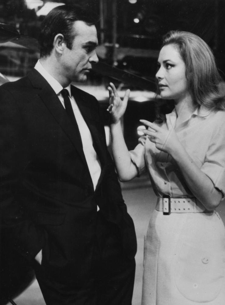Tyska skådespelerskan Karin Dor och Sean Connery under filminspelningen av Bond-filmen ”You Only Live Twice”. Såväl originaltiteln som den svenska titeln kommer ur en dikt som James Bond skriver i romanen med samma namn.