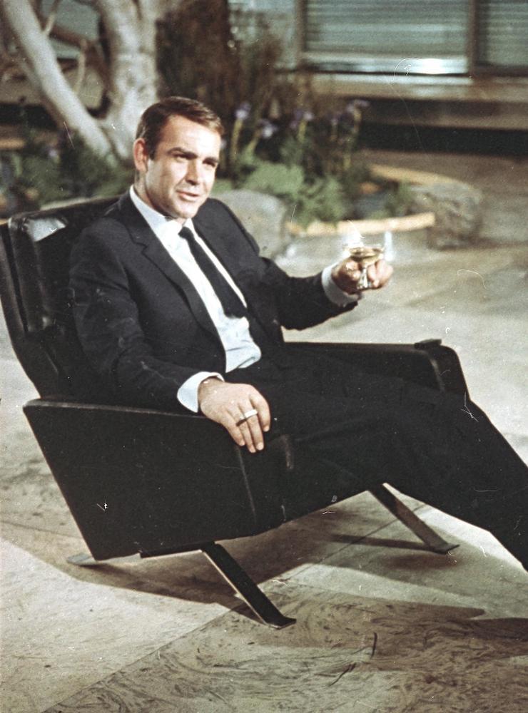 Sean Connery i &quot;You Only Live Twice” i Tokyo, Japan 1966. Filmen kretsar kring en amerikansk rymdkapsel som fångas upp i rymden av en oidentifierad farkost. USA misstänker att ryssarna ligger bakom, men den brittiska regeringen tror sig ha spårat farkosten till Japanska havet, något som pekar på att Japan är inblandade.