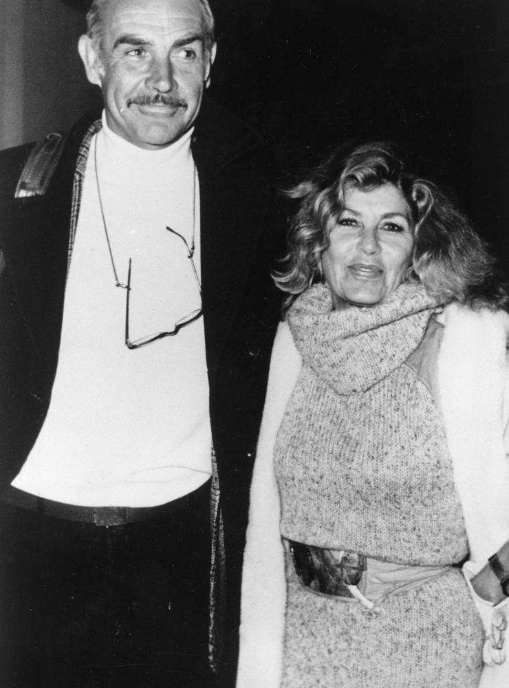 Sean Connery och frun Micheline Roquebrune på Heathrow 1984. Paret träffades på en golfturnering i Marocko 1975 och var gifta i över 40 år.