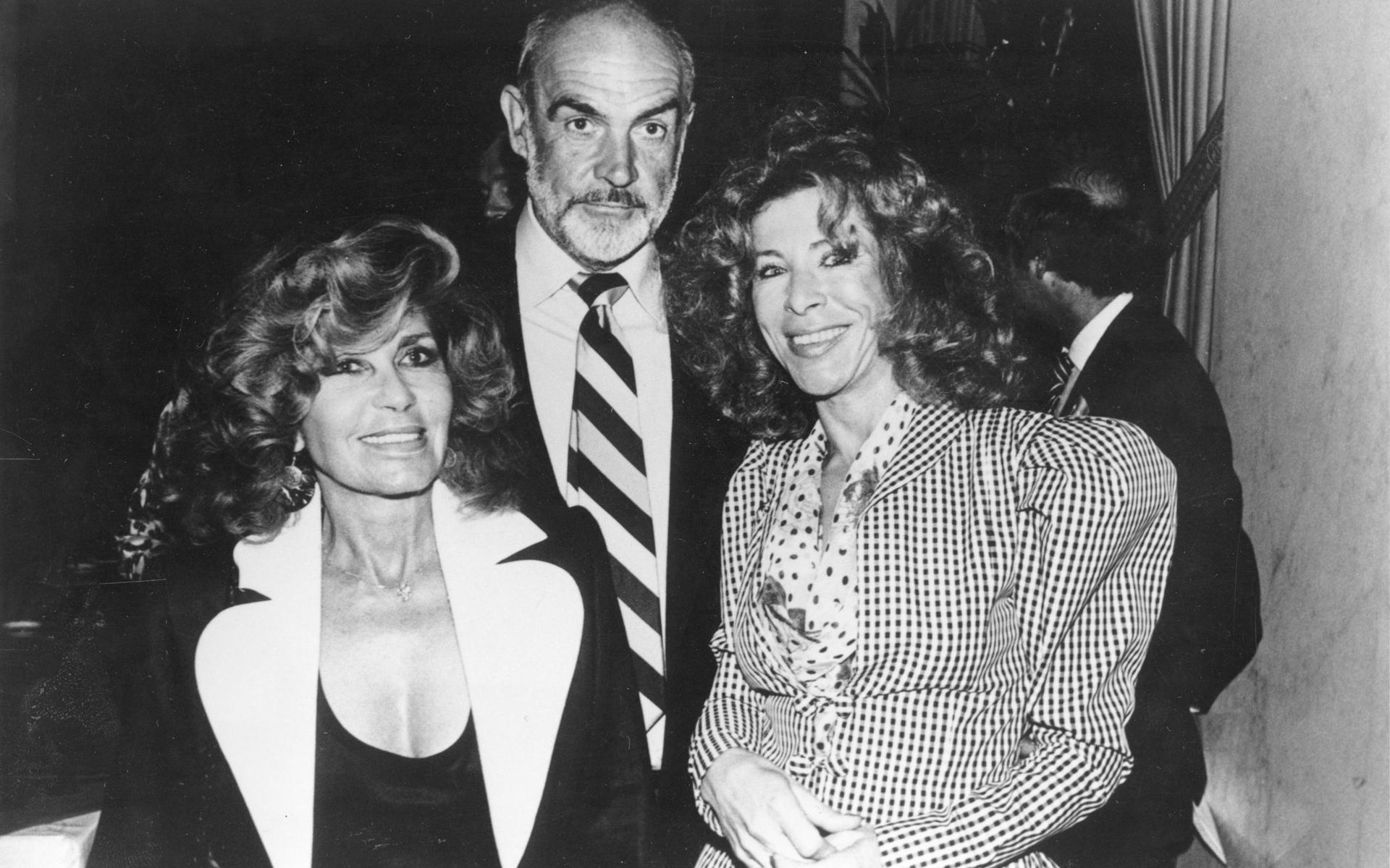 Sean Connery med hans fru, konstnären Micheline Roquebrune på en filmpremiär. Paret har arbetat ihop i flera filmproduktioner.