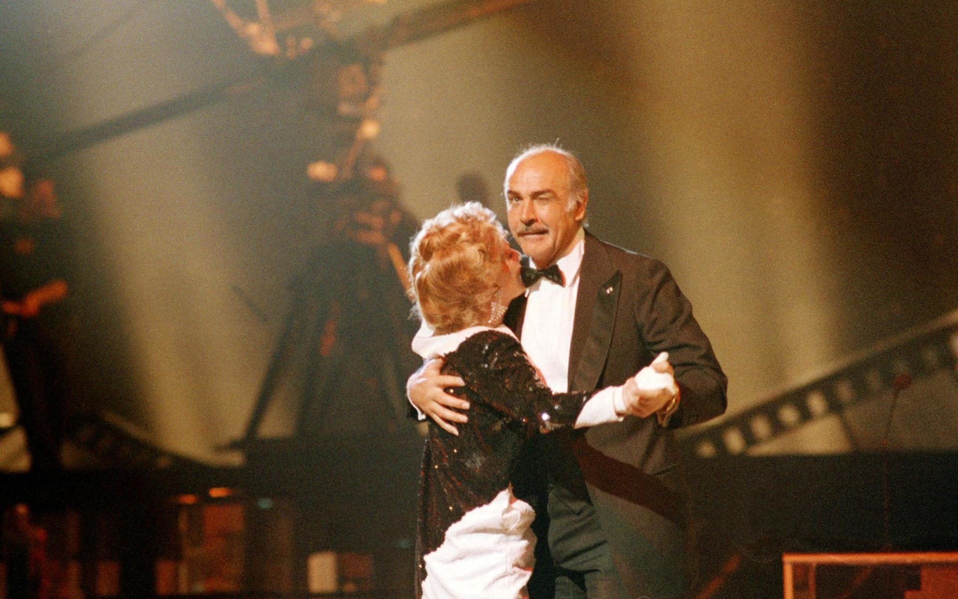 Connery dansar med skådespelerskan Jeanne Moreau på Cesar Awards i Paris 1987. Connery var värd för galan.