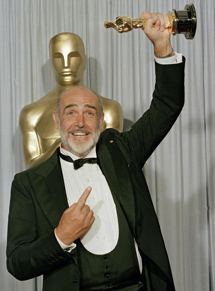 I april 1988 vann Connery en Oscar för bästa manliga biroll för filmen &quot;The Untouchables&quot;, där han spelade mot Kevin Costner.