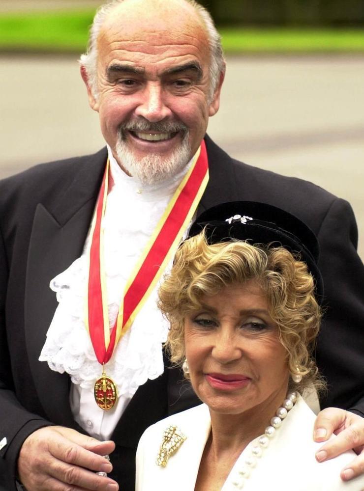 Sir Sean Connery tillsammans med sin fru, konstnären Micheline, efter att Connery dubbats till riddare 2000 av drottning Elizabeth II i Edinburgh där Connery kommer ifrån.