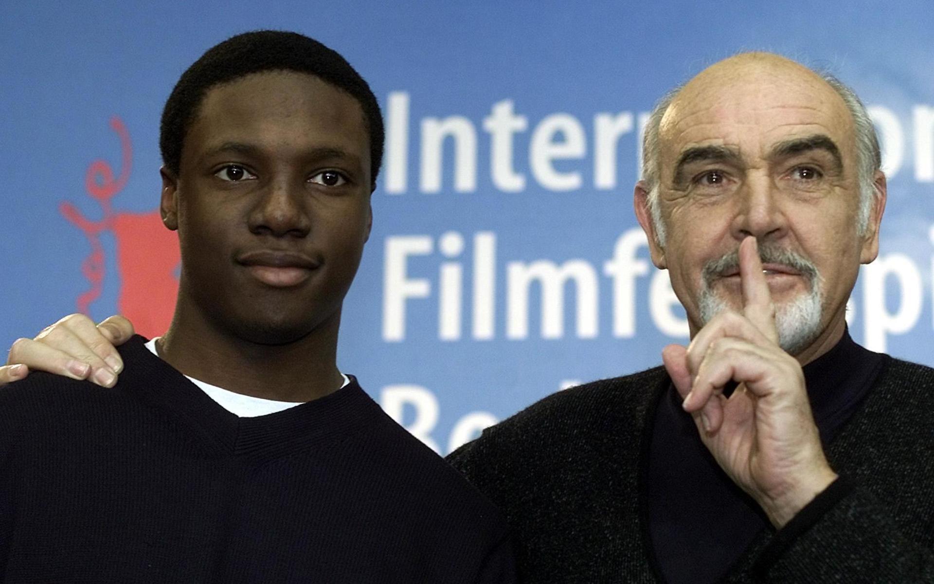 Sean Connery och amerikanska skådespelaren Rob Brown lyssnar på reportrarnas frågor under en presskonferens för filmen &quot; Finding Forrester&quot; på Berlins filmfestival 2001.