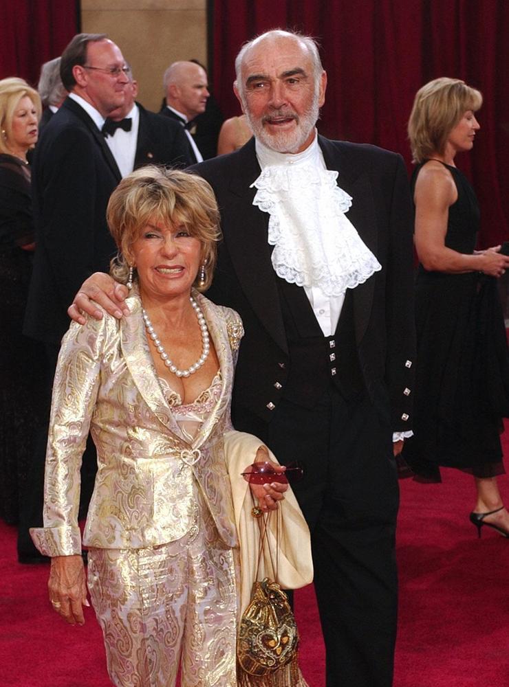 Sean Connery i en smoking som hans fru Micheline Roquebrune designat, på Oscarsgalan 2003.
